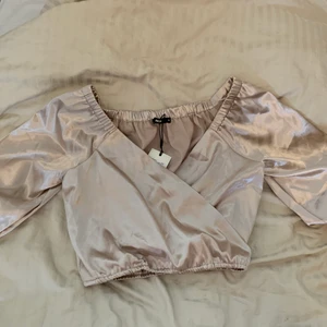 Söt offshoulder top från BIKBOK - Helt oanvänd topp från BIKBOK, perfekt för fest eller fina tillställningar! Köpt till studenten förra året men kom ej till användning. Nypris 300kr, lappen är kvar!