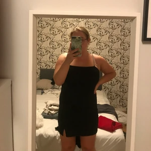Klänning  - Kort och ganska tagit klänning i storlek M, passar även en storlek S bra. Om du är längre än 160 cm rekommendationer jag att gå upp i storlek om den ska sitta bra och inte vara för kort ❤️