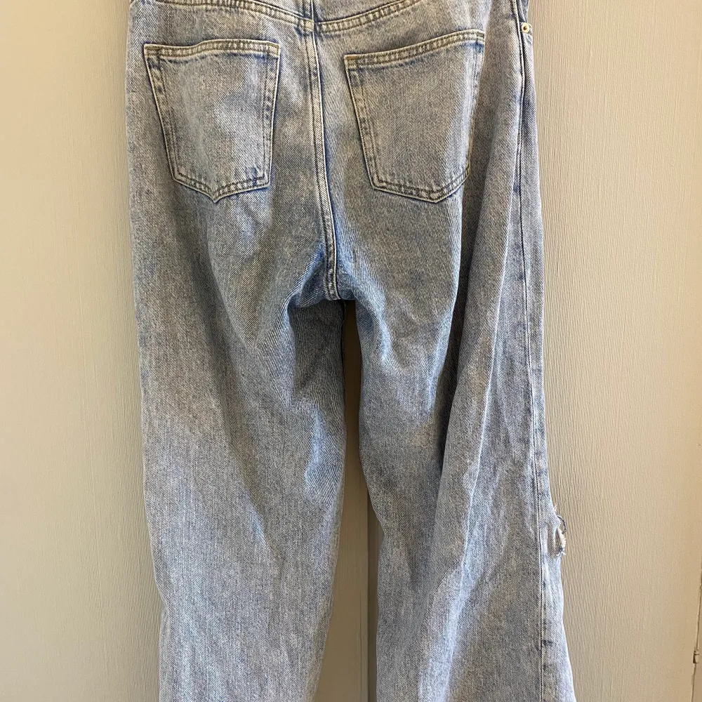Säljer dessa jeans med egenklippta hål då de inte kommer till användning längre! Köpare står för frakt💕. Jeans & Byxor.