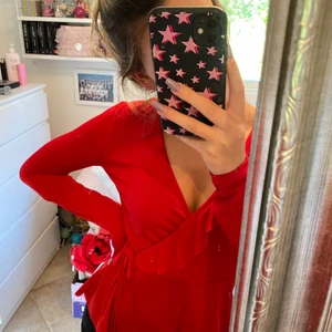 Röd blus - Snygg festlig topp som användes mycket innan men inte längre därav letar den ny ägare! Pm vid intresse och frågor om plagg, frakt osv