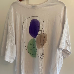 Monki t-shirt - Skit snygg tröja från monki men som inte kommit till användning. Använd 1 gång och är som gott som ny ( lite skrynklig på bilden). Köparen står för frakt, priset kan diskuteras. Kom priv för fler bilder <3 Storlek M men oversize