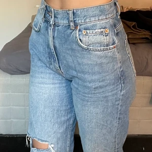 90s Gina tricot  - Populära 90s jeans från Gina Tricot. Det är hål i knäna och i lösare modell. Skriv för fler bilder. Storlek 36