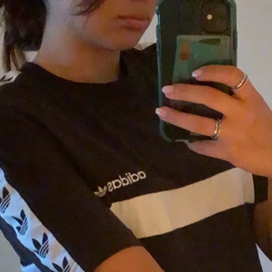 Adidas t-shirt - Adidas T-shirt som tyvärr inte kommer till andvändning längre. Skönt material. Ordinarie pris 399kr. 