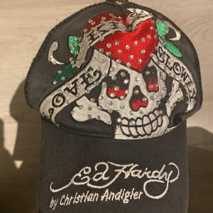 Ed Hardy - Skit fin ed Hardy keps som är x antal gammal