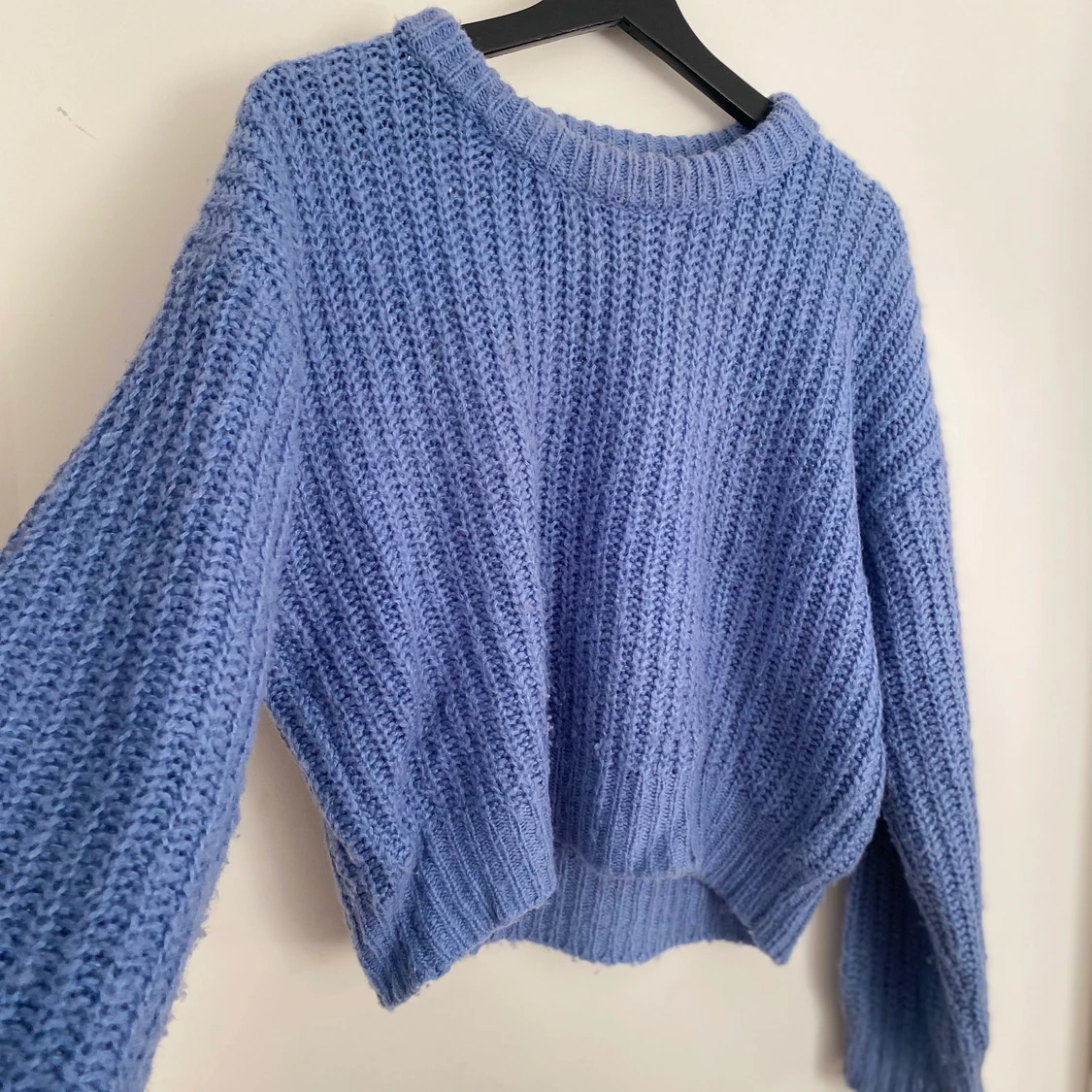 Stickad blå tröja