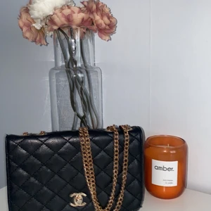 Chanel AA kopia  - Denna väska är den perfekta vardagliga väskan som rymmer en hel del med tanke på dens storlek. Den är använd ett par gånger men är ändå i bra skick<3