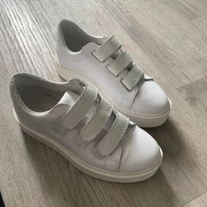 skor med kardborreband  -  skor från zalando i fint skick, storlek 37
