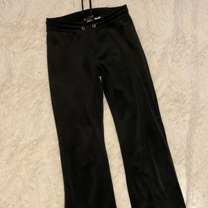 velour byxor  - Velour byxor från ginatricot i storlek S. Nypris 230kr men säljer för 100kr eller så kan jag även tänka mig att byta till ett par likadana fast en storlek större. Alltså storlek M. 