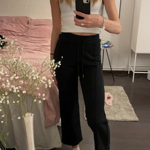 Byxor - Super snygga mjukisbyxor från Ida Carlssons kollektion med madlady. Säljer då de tyvärr är för korta på mig som är 170cm lång. Använda Max 3 gånger! 💖