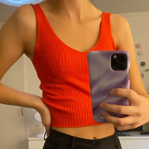 Topp - En superfin v-ringad topp. Materialet är riktigt stretch så passar XS-M. Använd 1-2 gånger. Frakten är inräknat i priset.
