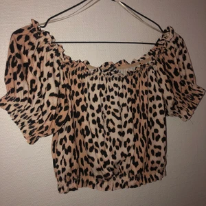 Leopard topp - Kroppad leopard topp ifrån Gina tricot. Storlek M. Passar mig som är S. Inte alls mycket använd så i nyskick! 80kr +frakt 💗 