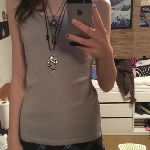 Grått linne - Ett fint grått linne 💕 stl S. Har fått av någon som använt den men aldrig använt själv och den är i bra skick. Färgen är mest grå men en aning gråbrun aktig.