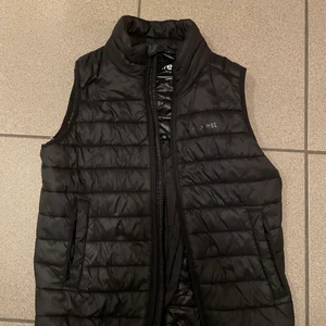 Väst - Svart väst från Everest perfekt nu till hösten