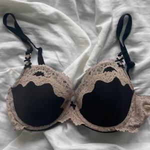 Victoria Secret bh - Tvättad för försäljning. 34 C, och bra skick ! Spetsen är bara rosa och drar inte åt det blekta hållet som det gör vid foto.