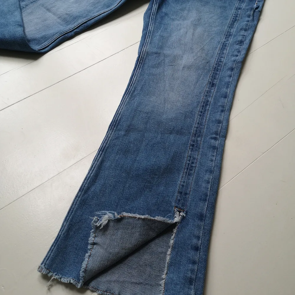 Säljer dessa jeans från PULZ jeans då dom är förstora. Dom är i storlek 29 i midjan och ankellånga. Supersköna, mjuka och stretchiga 🌟🤩 pris + frakt. Jeans & Byxor.