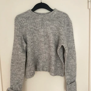 Stickad tröja - Säljer denna mysiga gå stickade tröja från hm, storlek S, säljer för 100kr + frakt💕