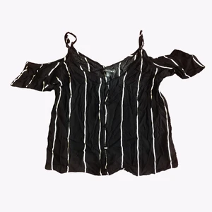 Kendall + Kylie Off Shoulder Top - Supersöt topp från Kendall Jenner och Kylie Jenner. Cute and chic summer top from Kendall+Kylie collection. I’m selling this because I need to clean out my closet as I need more space. The original price of this piece is around 60USD. I am 165cm and weigh 54kg. I have only worn it a few times as I am not comfortable in a crop top, so it is quite new. It has been stored away for a year so it needs to be ironed. 