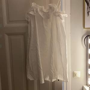 En vit fin klänning med volang från H&M i storlek S❤️ använd 1 gång på midsommar ❤️❤️