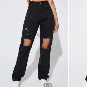 Svarta baggy jeans med hål  - Säljer dessa skit snygga svarta baggy jeans med hål ifrån Shein som jag aldrig användt då storleken är för liten. Jag beställde dom i L men dom sitter 100% som en storlek M. Köparen måste betala frakt på 66kr. 