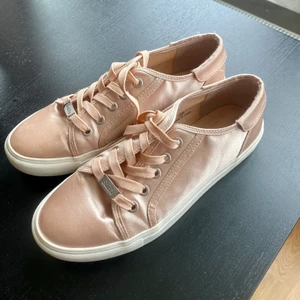 Ljusrosa faith strl 38 - Inköpta i London för ca 2 år sen men är endast använda 4-5 gånger. Sitter skönt på foten, men är åt plattare hållet. Tjock halvmjuk sula. Säljes då de inte kommit till användning