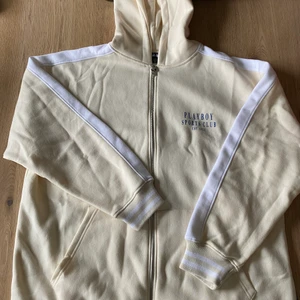 Playboy zip up hoodie - ❗️PRISET DISKUTERAS❗️DEN KOSTAR DÅ INTE 123kr ❗️Säljer denna Hoodie pga för stor storlek. Aldrig använd och har prislappen kvar. Den är i storlek 40 och är ganska oversized på mig som är storlek 36/38 ❤️ Köpt för 600kr  🙌🏻 