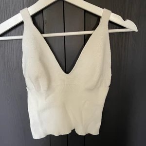 Vit stickad topp - Säljer denna knappt använda toppen som är stackad!🥰