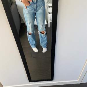 Jeans från stradivarius med slitningar😁jag skulle säga att de är lite hi rise o lösa i passformen💞💞köpte för 400 , tar swish ✨