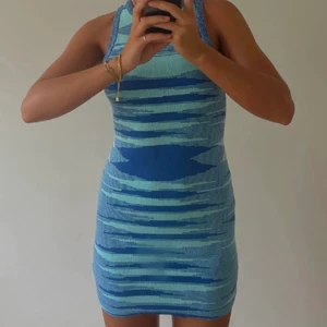 Jättefin Blå klänning - De första bilderna är från den tidigare säljaren, den va lite för liten för mig så säljer den vidare☺️