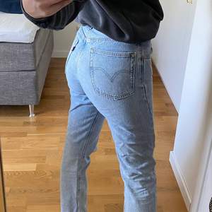 Superfina ljusblå jeans i den perfekta modellen 501 från levi’s. De är i storlek 26 och är något korta längden på mig som är 167 cm lång. Köparen står för frakten som tillkommer🥰