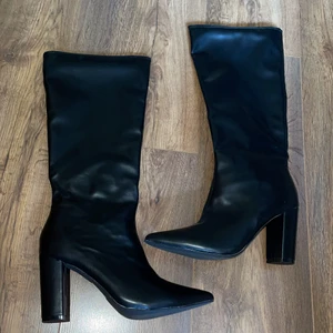 Bianca X Nelly stl. 39 - Säljer mina fina stövlar från Biancas kollektion med Nelly. Helt slutsålda. Jag säljer dessa på grund av att jag köpte för liten storlek, och inte skickade i retur. Så sköna och snygga nu till hösten. Helt oanvända. Originalpris 899 kronor. 