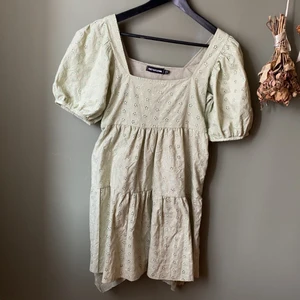 ASOS klänning - Världens finaste klänning i den perfekta gröna färgen med puffärm, från prettylittlething, köpt från ASOS, storlek 36, mer mer som 34, även ganska tajt runt bysten.