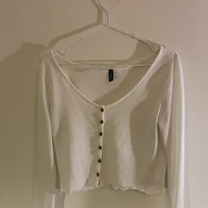 vit hm tröja  - En söt vit långärmad med knappar på har aldrig använt den så den är i nyskick kommer sitta perfekt på en M men det funkar lita bra på en S!