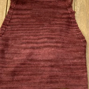 Brun topp 🤎 - Superfin topp med knyte i ryggen 🤎 jag har ändast testat tröjan och säljer den då den inte satt bra på mig! Hör av dig för fler bilder!  🐿 buda från 40 kr 🥥 lycka till! 