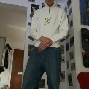 RAVE Sweatshirt - Nypris 699kr. Säljer av kläder, det mesta är typ oanvänt och 10/10 skick! ALLA PRISER KAN DISKUTERAS!