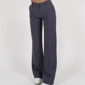 Kostym byxor  - Venderbys Dansk märke (kostade 545kr + frakt på ca 150kr minns inte exakt). Men dom är använda en gång och inte sönder eller något. 