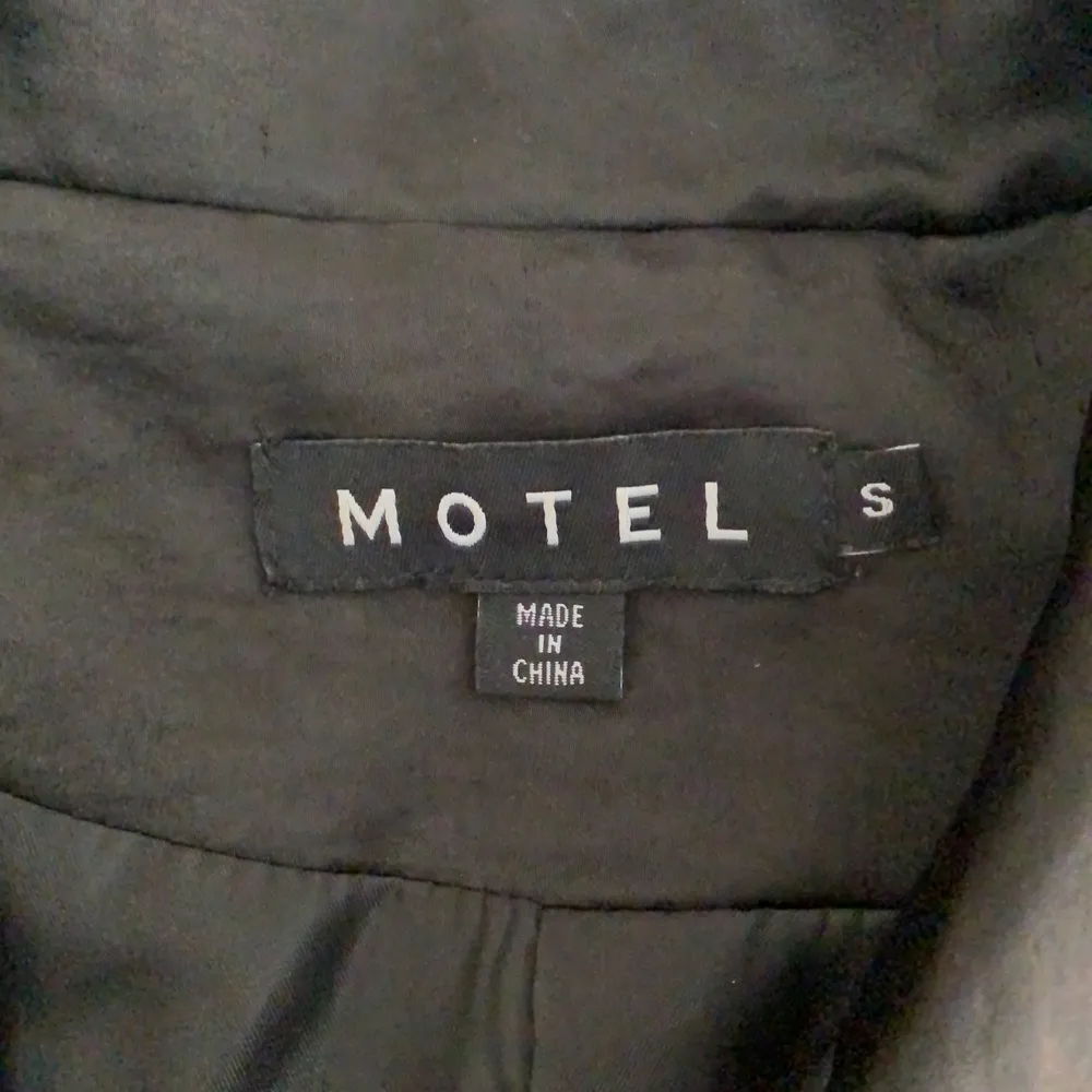 Overzised kavajacka i satin från Motel, använd endast 2 gånger . Kostymer.