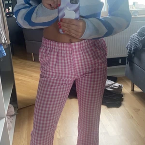 Rosa byxor  - As snygga byxor som knappt är använda. Dom är ifrån design by si i storlek xs. Säljer då dom inte passar mig i smaken💕💕