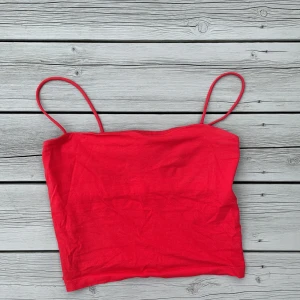 Gina linnen - Rött linne från Gina. Finns även i gult. Båda storlek s. Köp båda för 30. En för 20. Väldigt sköna och fina färger🤩🤩🥰🥰