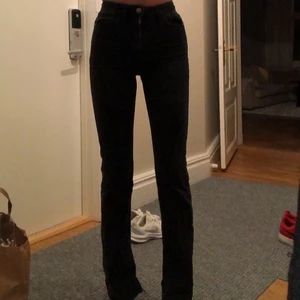 Zara jeans med slit - Säljer dessa ursnygga jeans då de blivit för thigta på mig:( skicka privat om du är intresserad