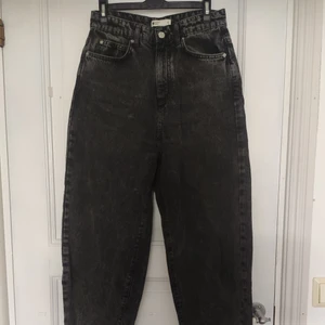 Ballongjeans från Gina Tricot - Ballongjeans från Gina Tricot i häftig svart stentvätt. De slutar i ankellängd på mig som är 160. De är väldigt sparsamt använda, och i superfint skick ✨☀️