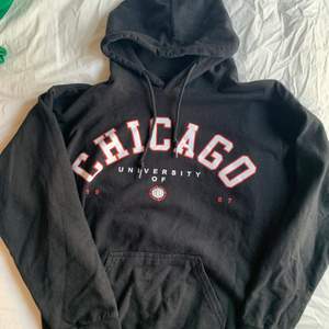 En snygg simpel svart hoodie med ett chicago tryck på. Använd några gången men fortfarande bra skick. Storleken står inte men skulle säga s/m. Skriv för fler bilder eller frågor. Köparen står för frakt och den ingår inte i priset🥰