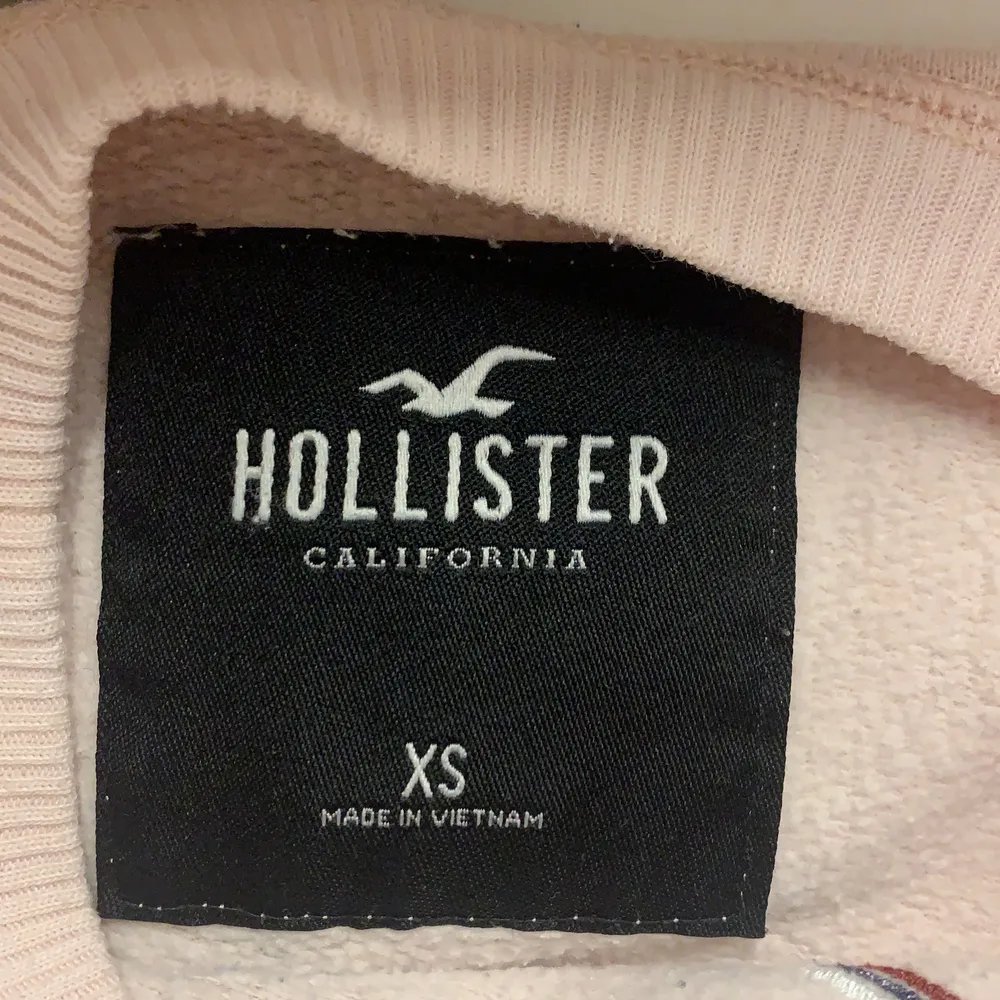 Super fin tröja från Hollister, i storlek xs sitter som s, pris 40kr + frakt! . Hoodies.