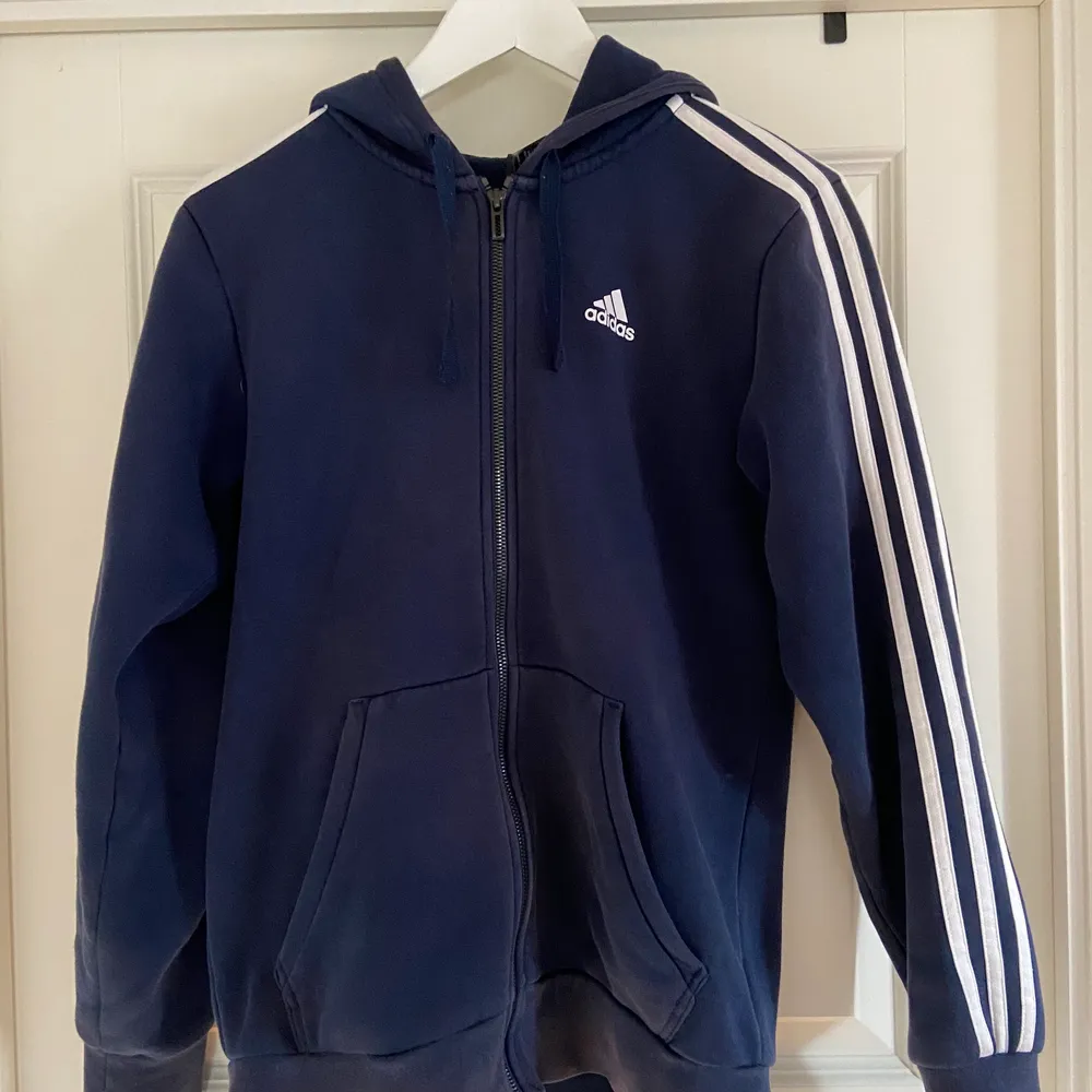 Adidas hoodie i fint skick, sparsamt använd. Säljes pga att den har blivit för liten. Storlek XS men sitter som en liten M eller S.. Hoodies.