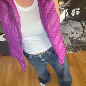 Väst - Asfet lila väst med luva !! Strl 36/38. Sitter supersnyggt (jag själv har 36). Perfekt nu till hösten. Skicka bud privat 🧡🧡
