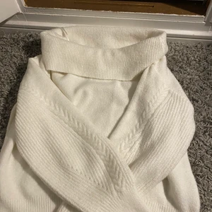 Stickad tröja - Stickad tröja med mönster i ärmarna strl L/M 