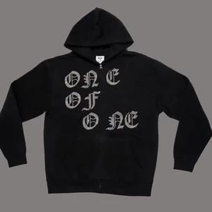 One of One hoodie - Svart hoodie från One of One försedd med dragkedja och rhinestones. Köptes i maj 2020 och är det första exemplaret nånsin. Den är perfekt skick och knappt använd, köparen står för frakten men det kan diskuteras vid snabb affär etc. Direktköp från 1200.  Obs annonsen är återpublicerad då den tidigare köparen slutade höra av sig