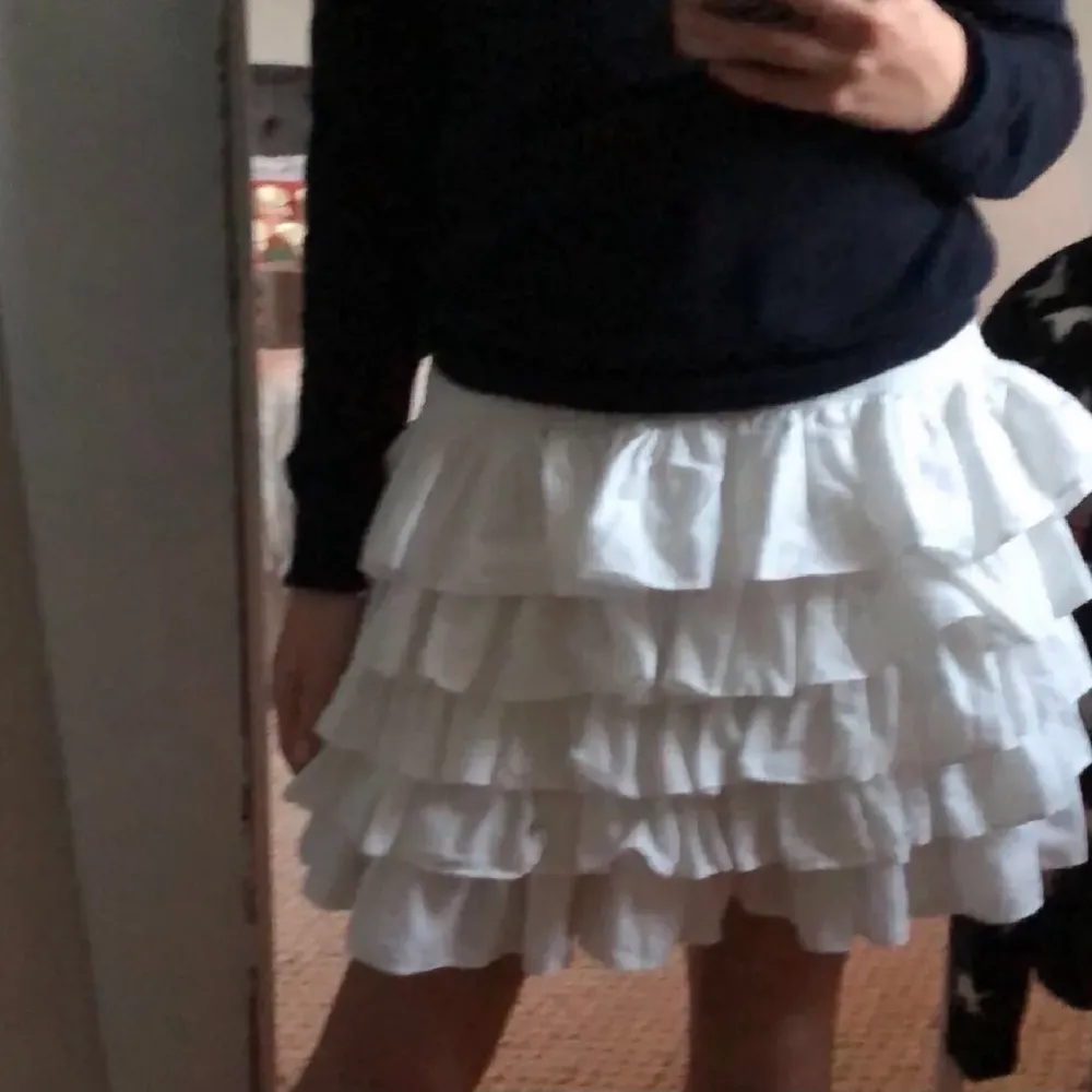 ❗️LÅNADE BILDER❗️Jag säljer just nu denna fina kjol från hm. Det är storlek s men passar även större storlekar då den är stretchig. Anledning till att jag säljer den är för att den inte kommit till så mycket användning. Köpt sen tidigare här på Plick och då köpte jag den för 400kr. Mitt pris är 250(pris kan diskuteras).💖. Kjolar.