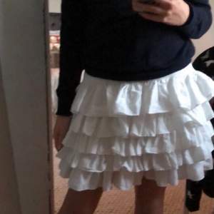 ❗️LÅNADE BILDER❗️Jag säljer just nu denna fina kjol från hm. Det är storlek s men passar även större storlekar då den är stretchig. Anledning till att jag säljer den är för att den inte kommit till så mycket användning. Köpt sen tidigare här på Plick och då köpte jag den för 400kr. Mitt pris är 250(pris kan diskuteras).💖