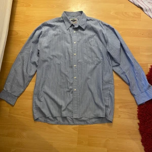 Skjorta - Blå randig skjorta fortfarande i bra skick och fräsch🤍💙