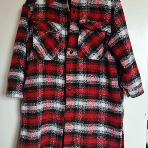 Zara skjortjacka L - Längre modell, använd ett fåtal gånger. Hund finns i hemmet.